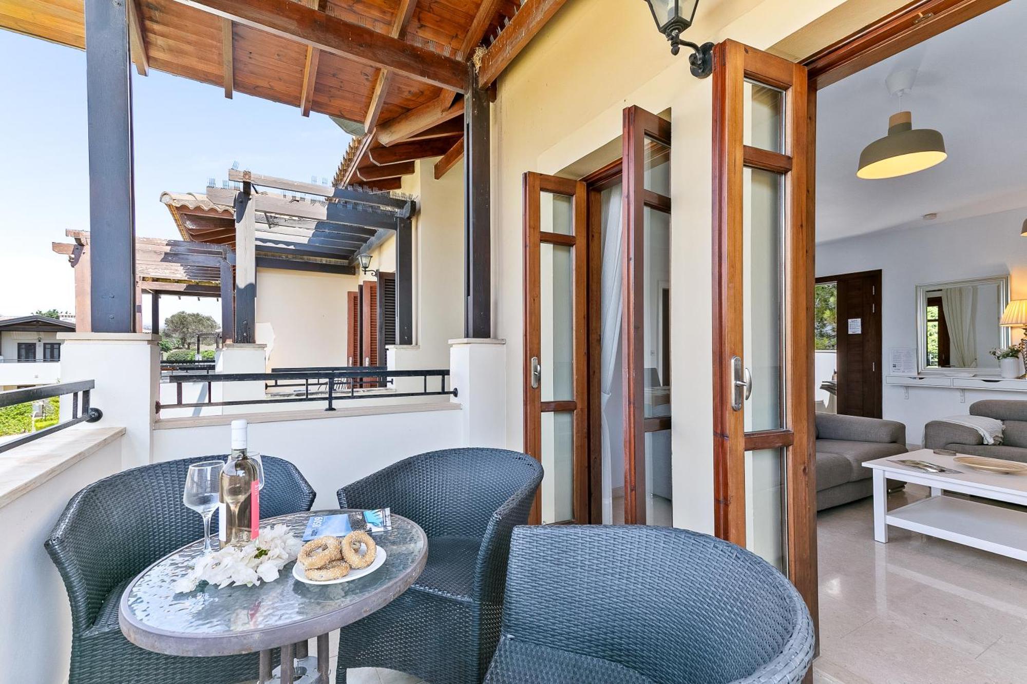 2 Bedroom Apartment Chloe With Communal Pool, Aphrodite Hills Resort เกาเคลีย ภายนอก รูปภาพ